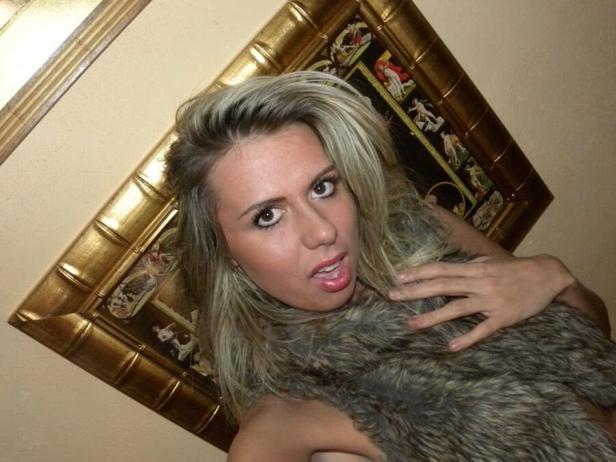 BLONDE AMATEUR PLAYING