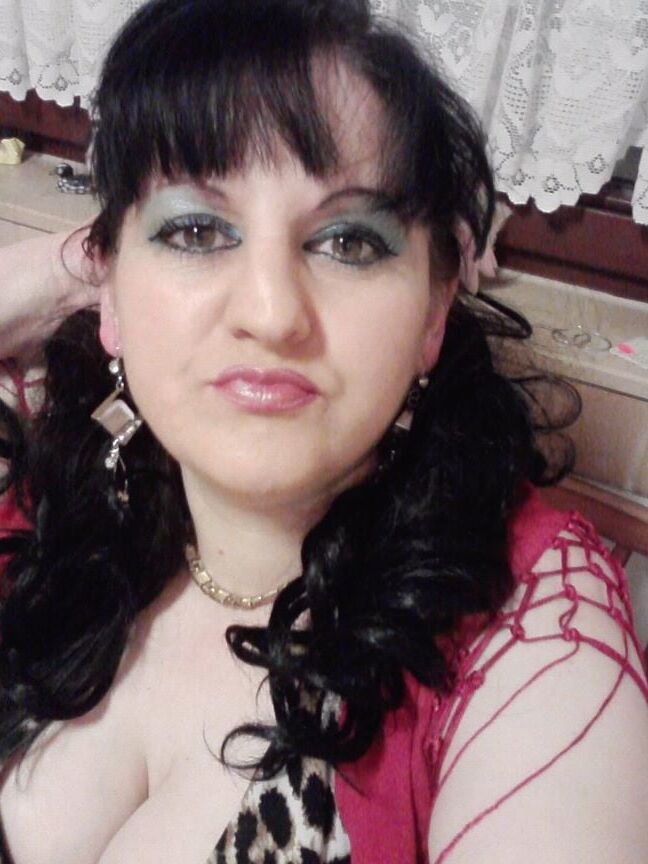 ROU ROMANIAN MILFS MOM HAS A GREAT CLEAVAGE
