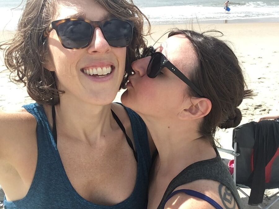 kissing ladys