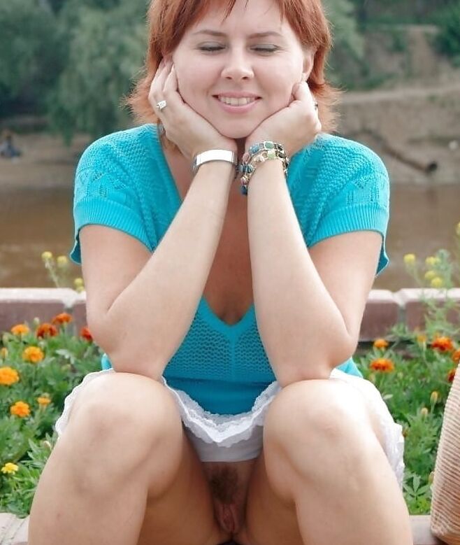 Upskirt Milf public no pantie