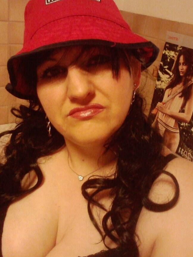 ROU ROMANIAN MILFS MOM HAS A GREAT CLEAVAGE