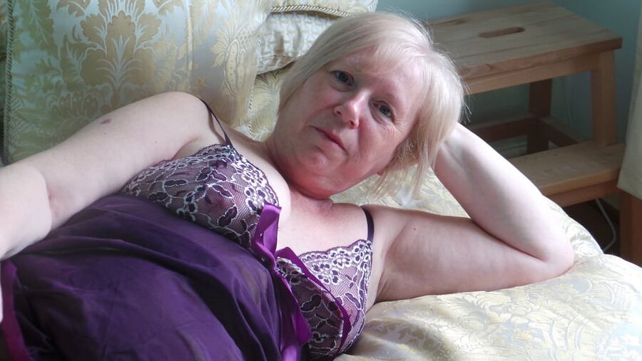 Sexy as fuck Chunky GILF Slut