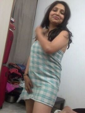 Beautiful Indian Desi Bhabhi in Towel