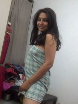 Beautiful Indian Desi Bhabhi in Towel