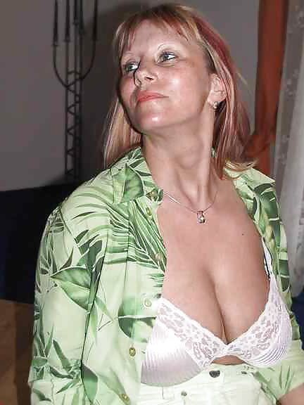 busty top ms V