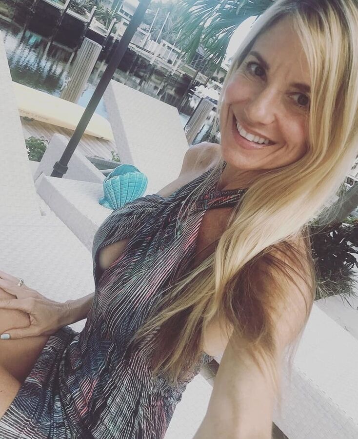 SKINNY MILF NN