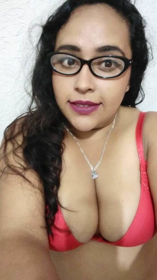 Puta esposa infiel en liguero y medias negras