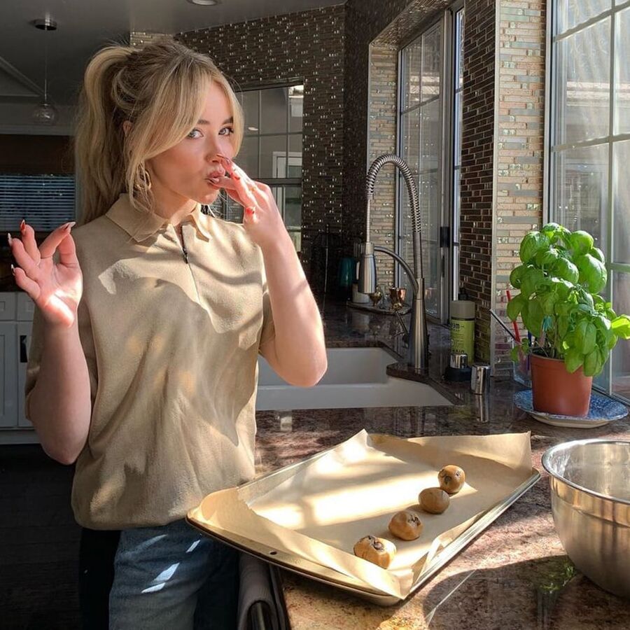 Sabrina Carpenter hot