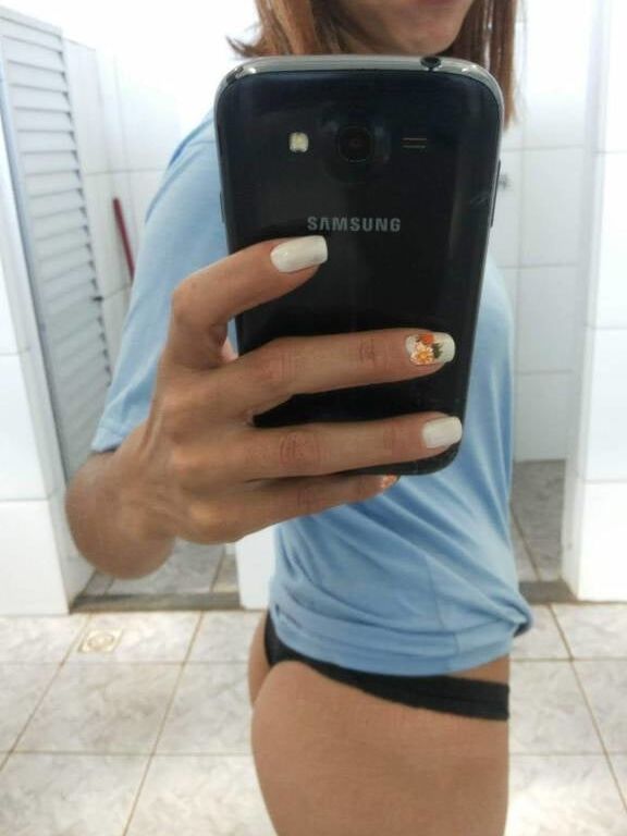 Andrea Magrinha Safada Tirou Verschiedene Fotos Peladinha no Banhe