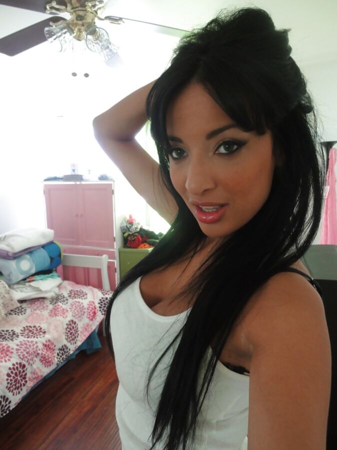 Kate presents her tits