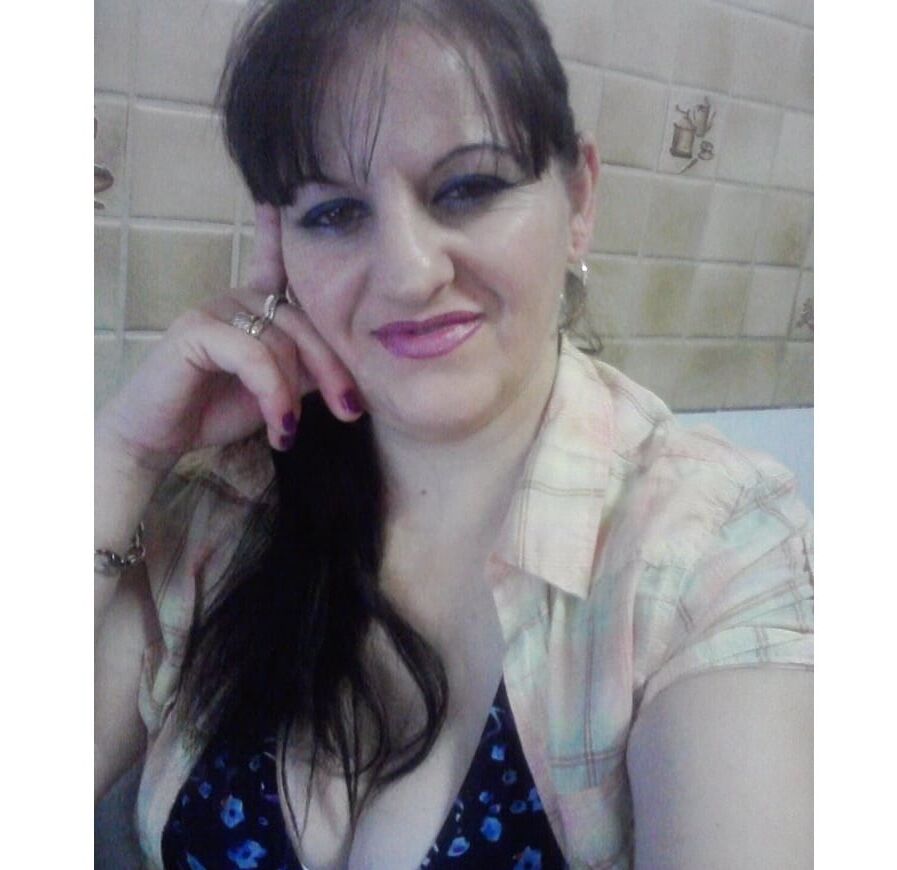 ROU ROMANIAN MILFS MOM HAS A GREAT CLEAVAGE