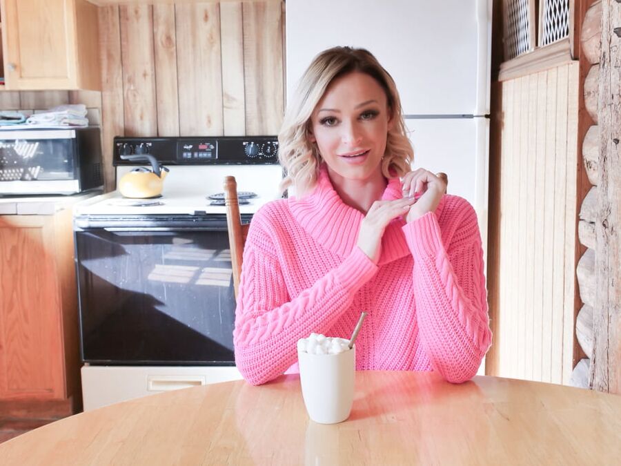 Emma Hix - Cabin In The Woods Cooch