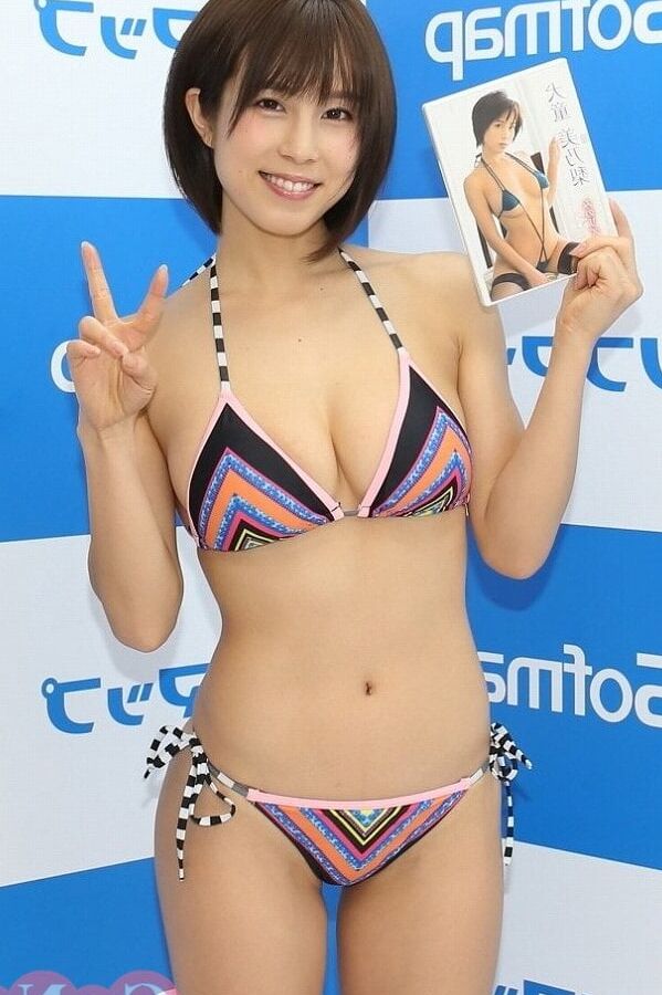Japanese bikini model photo session