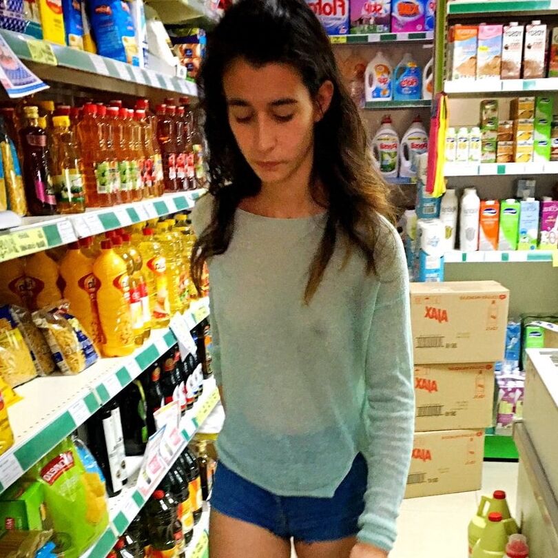 braless