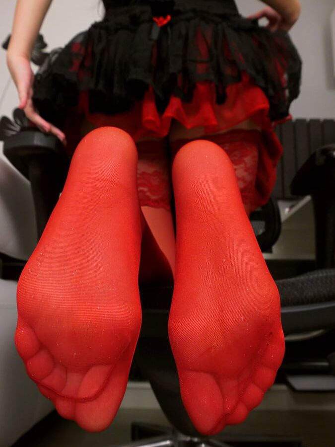 feet nylon