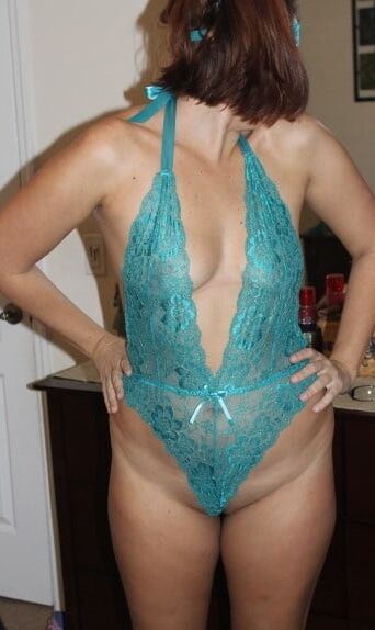 amateure mature in green lingerie