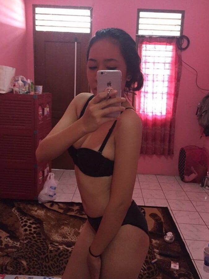 Mostly Latina Selfies