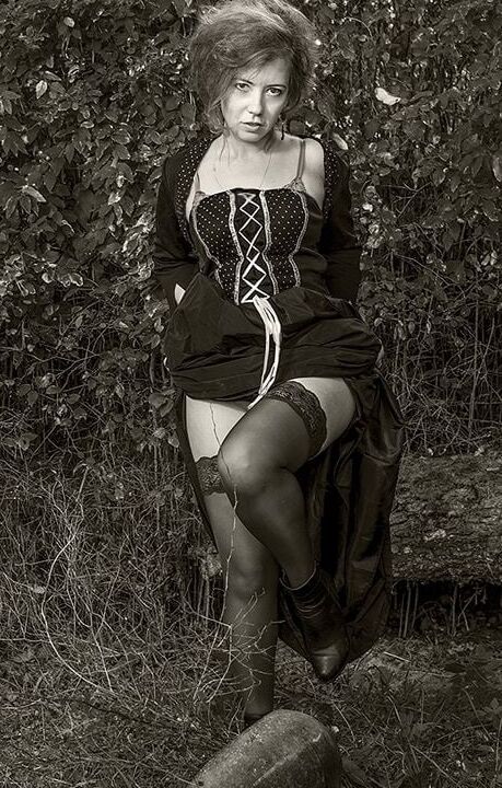 Modele rousse pose sans culotte + ejac faciale