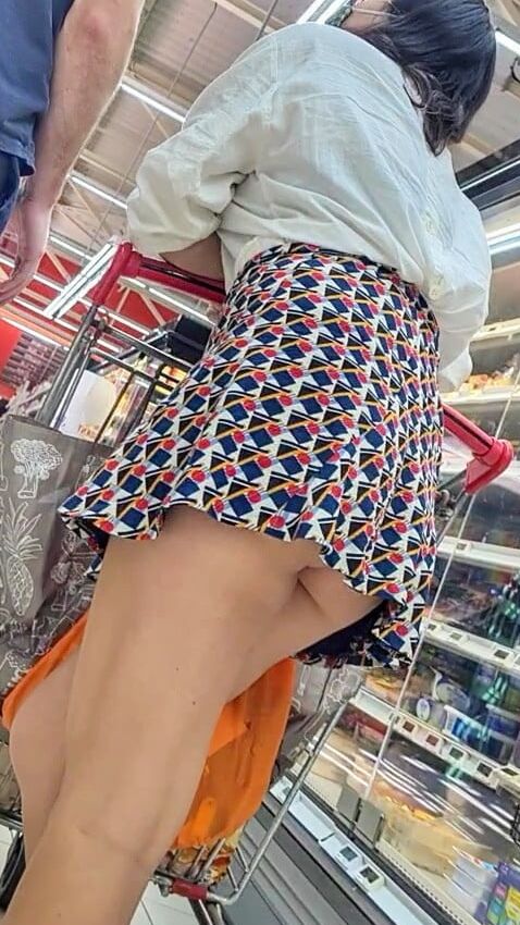 COVID Upskirt a linda milf de compras para la cuarentena