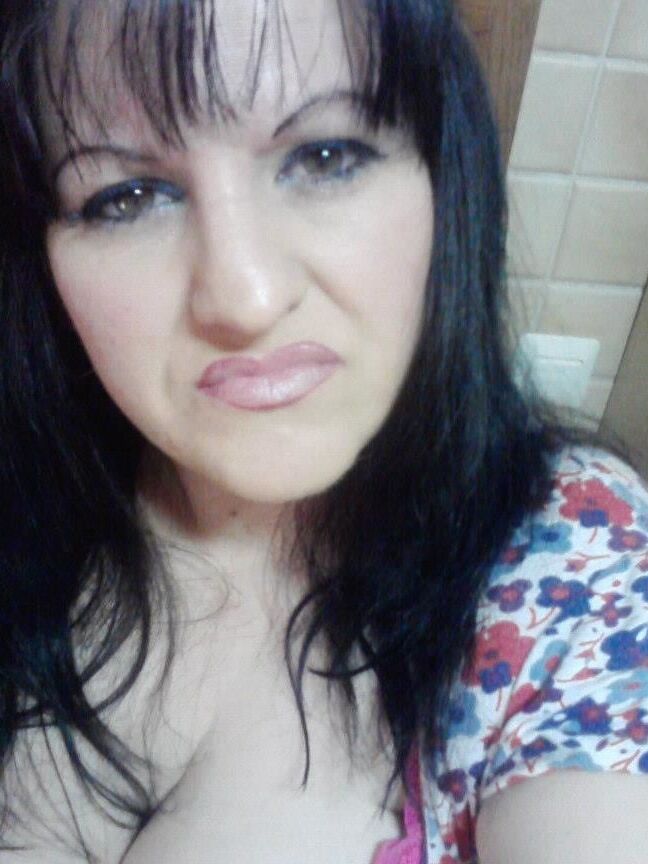 ROU ROMANIAN MILFS MOM HAS A GREAT CLEAVAGE