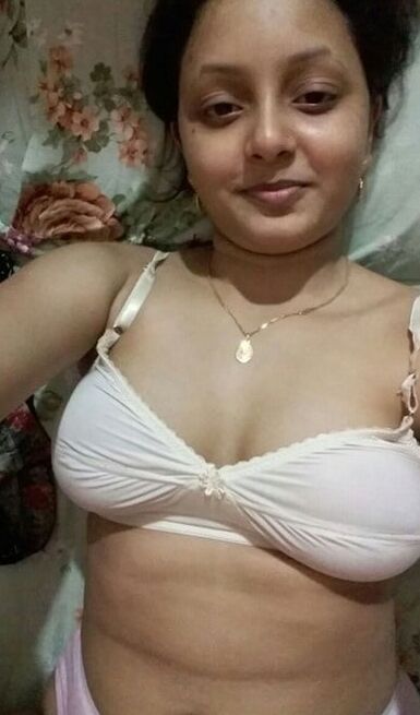 Beautiful Indian Desi Bhabhi Full Set