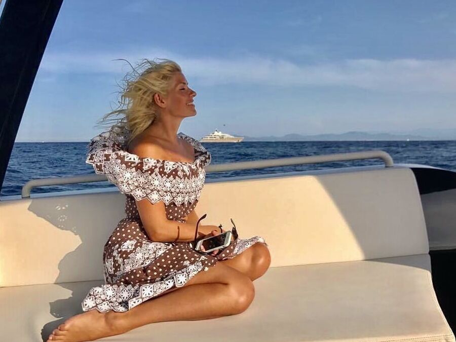 Milf slut Holly Willoughby - Where would you cum on her