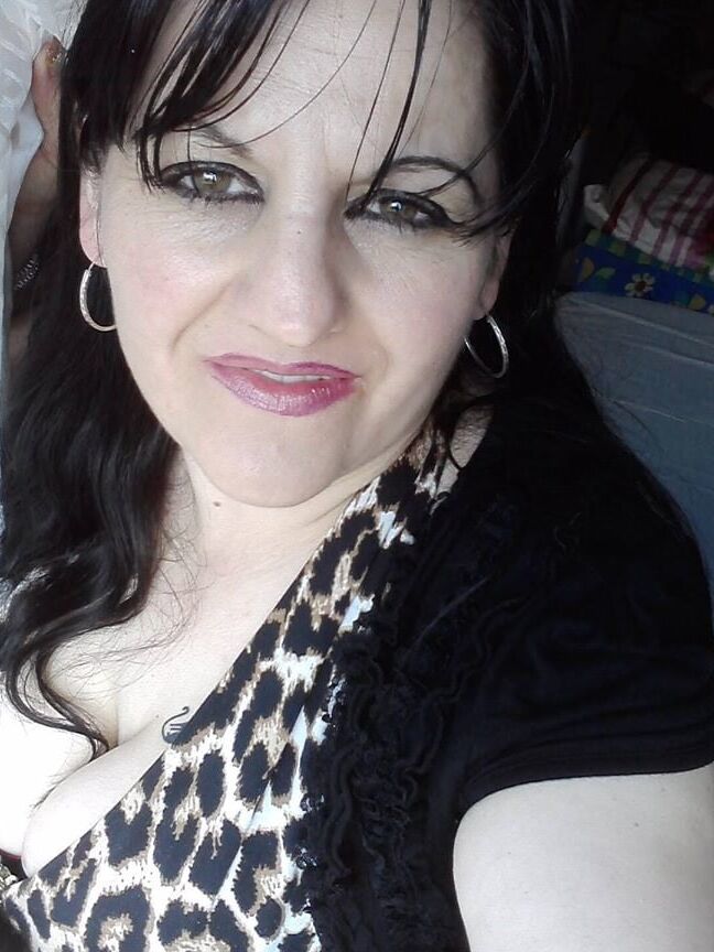 ROU ROMANIAN MILFS MOM HAS A GREAT CLEAVAGE