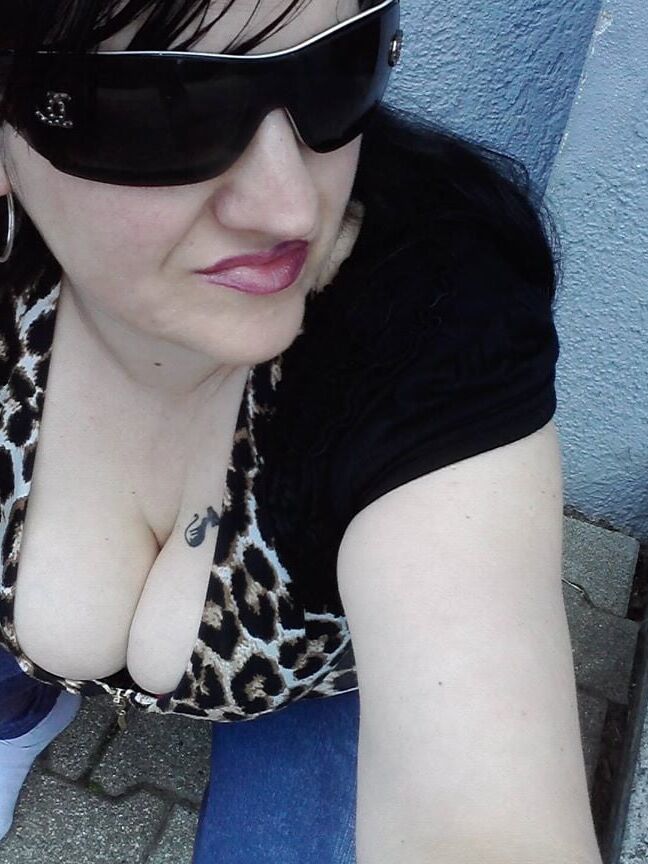 ROU ROMANIAN MILFS MOM HAS A GREAT CLEAVAGE