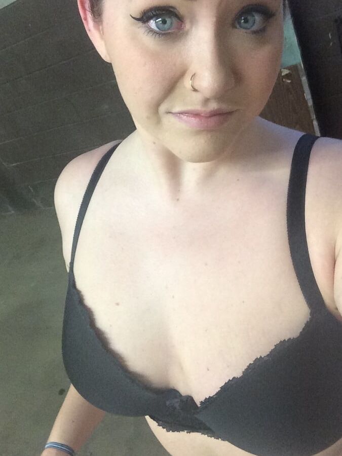 Amber R from Pittsburgh, webslut with bald pussy exposed