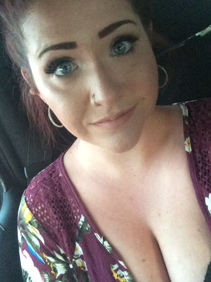 Amber R from Pittsburgh, webslut with bald pussy exposed