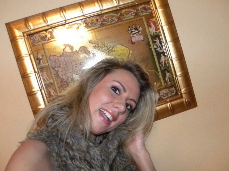 BLONDE AMATEUR PLAYING