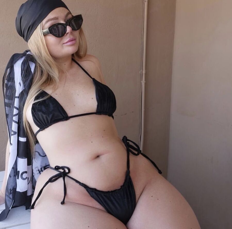 Nice curvy blond amateur