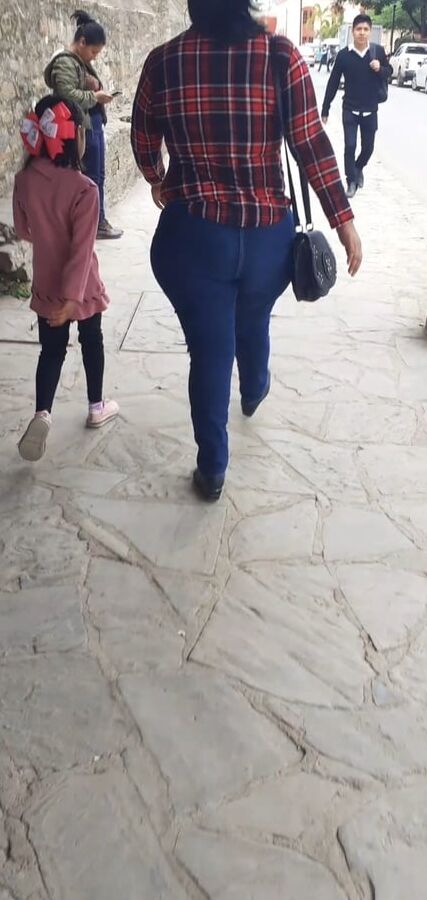 Culona caminando