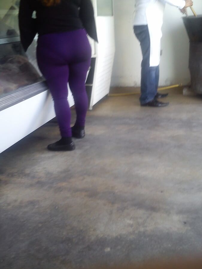 Madurita marcando calzon en leggins morados