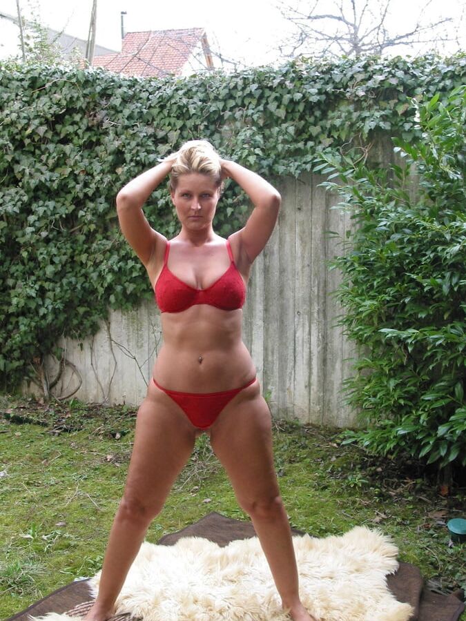 BACKYARD MILF
