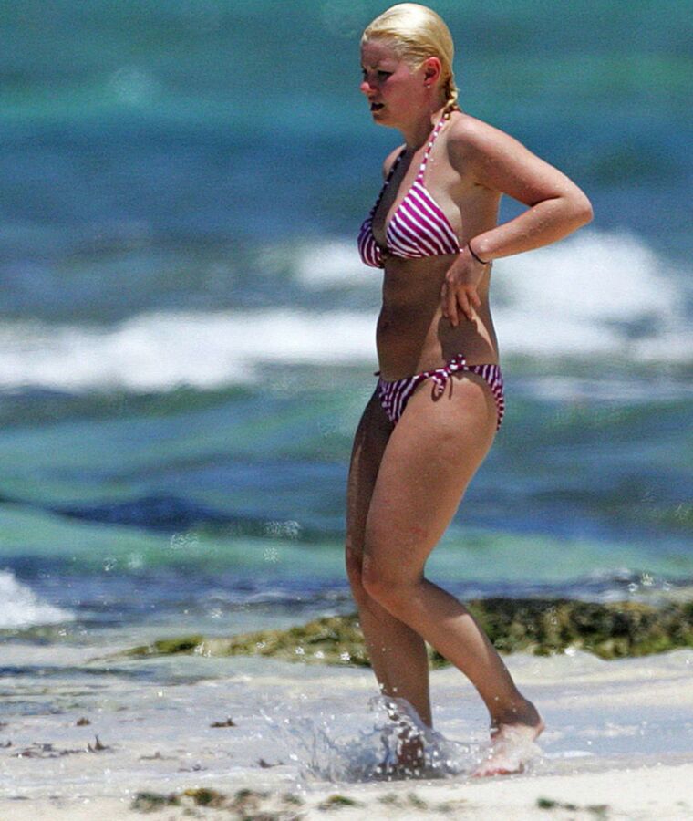 Elisha Cuthbert -