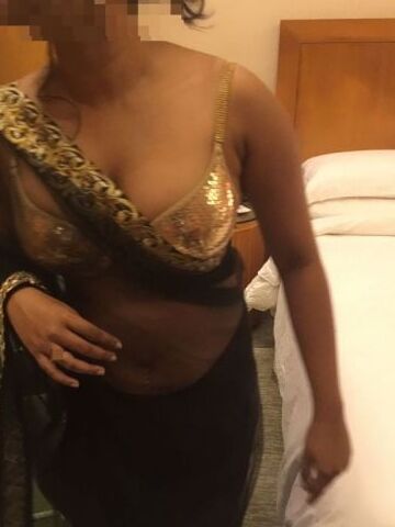 Sexy desi bhabhi hot saree