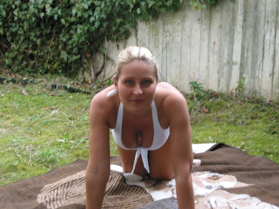 BACKYARD MILF