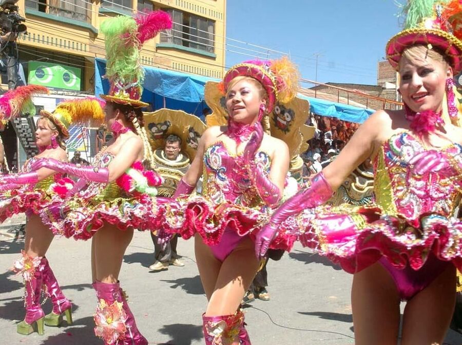 caporales in pantyhose