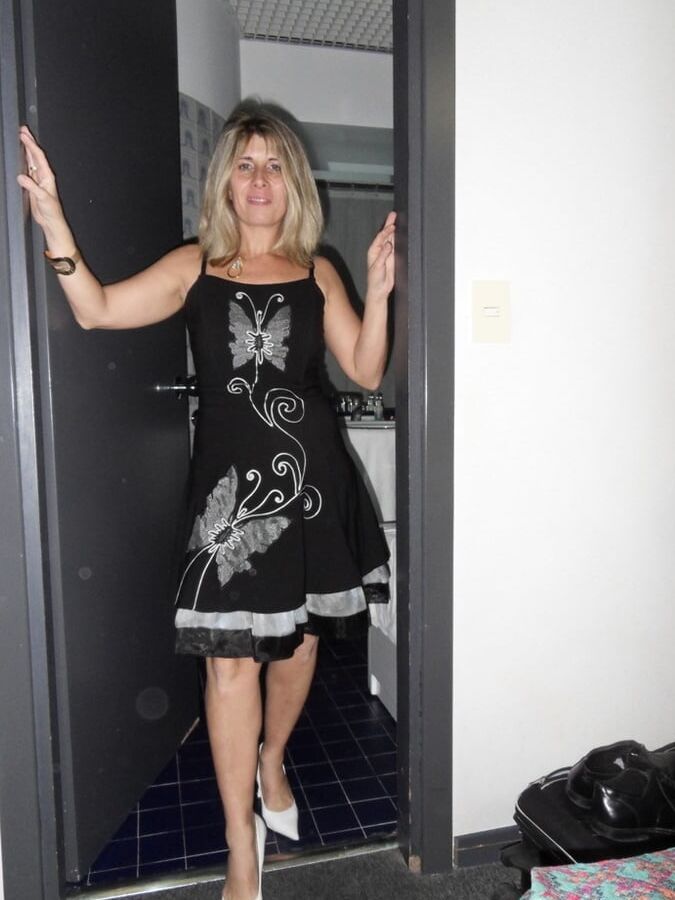 Blond Milf with Top Inviting Pussy