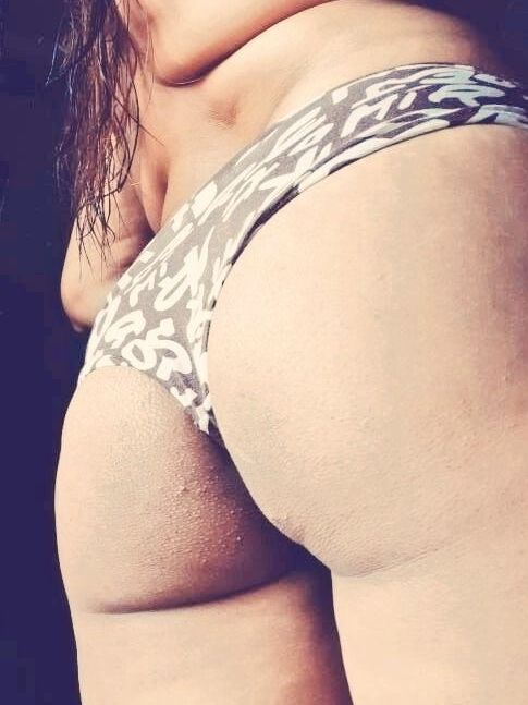 Aunthies Shows Ass