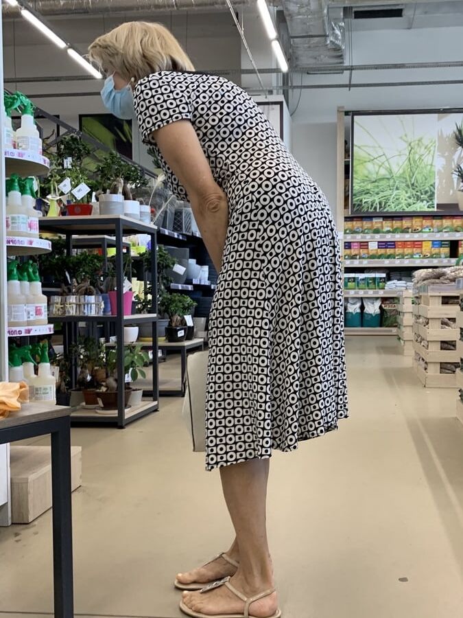 Upskirt sexy granny. Hot milf