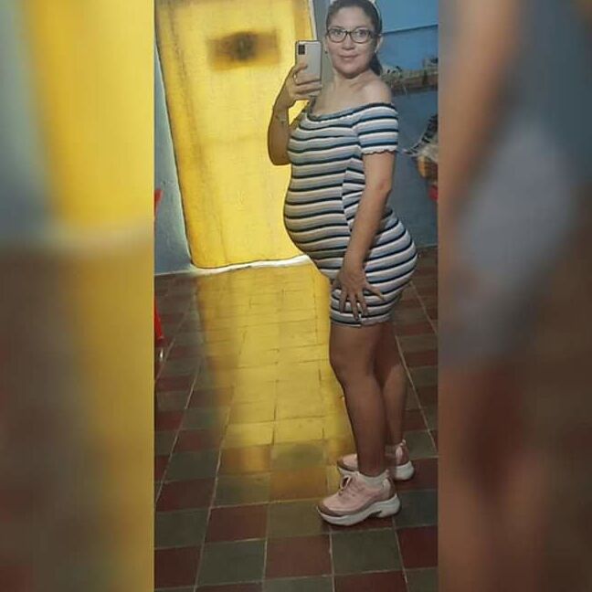 hot pregnant mom in bikini linda milf embarazada en la playa