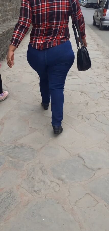 Culona caminando