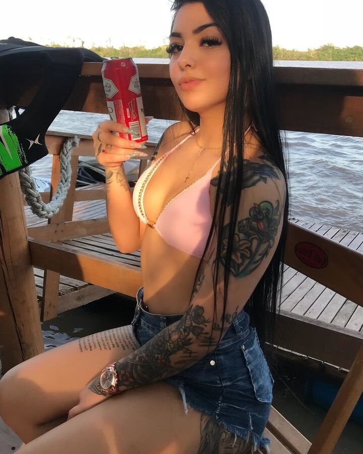 putinha do rabo tatuado