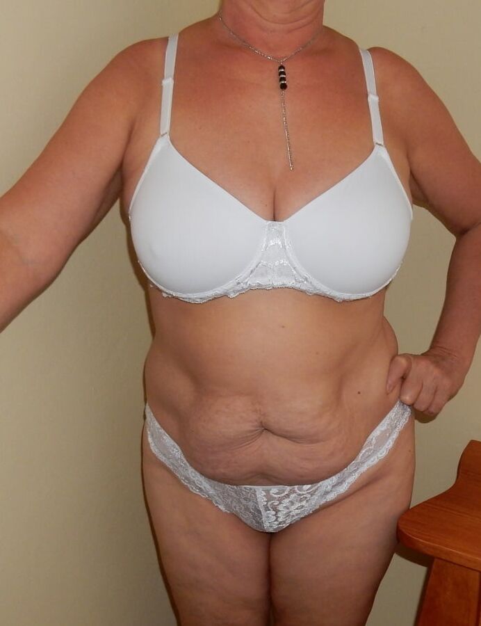 THE SEXY BITCH LORI WITH HER BIG TITTS AND HER PUSSY