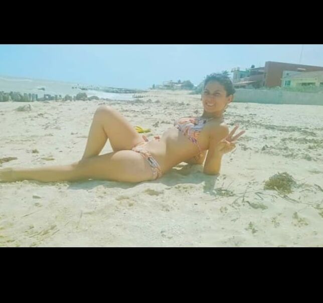hot pregnant mom in bikini linda milf embarazada en la playa