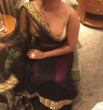 Sexy desi bhabhi hot saree
