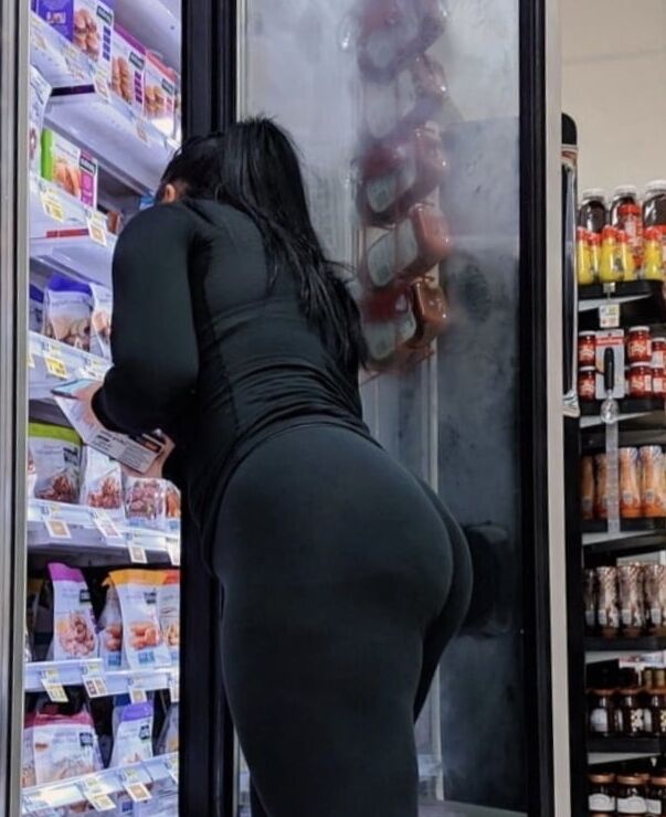 Rica culonsota de compras en el supermercado