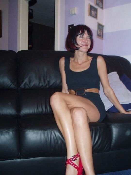 SHORT HAIR MILF